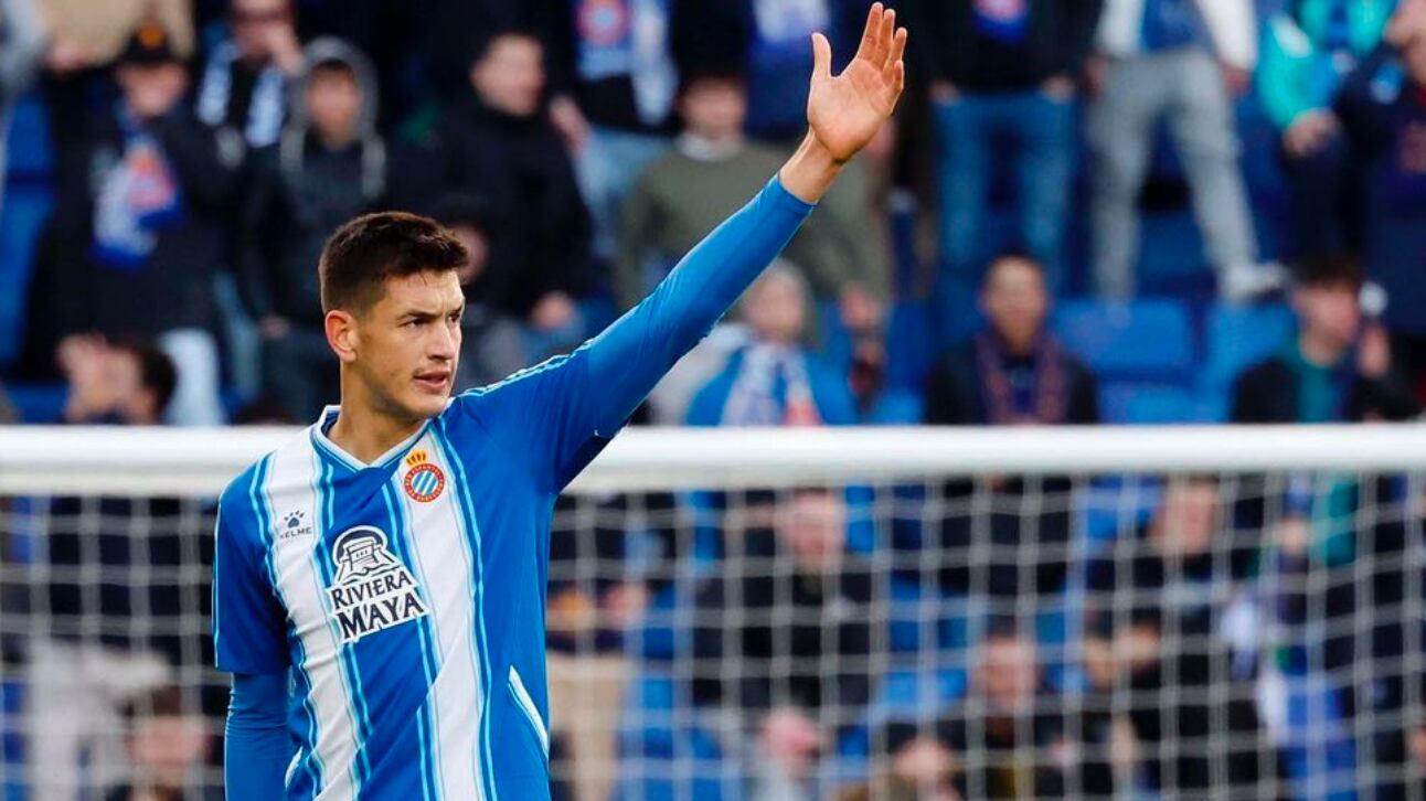 César Montes habló sobre un supuesto interés de clubes de la Premier League por él.