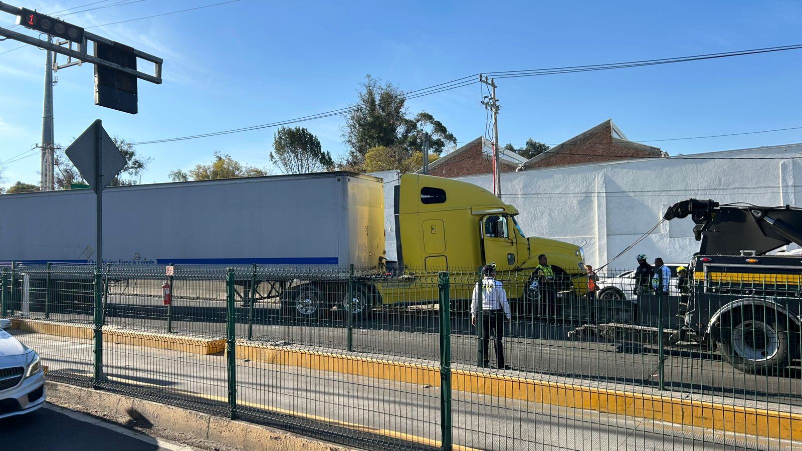 Tráiler choca contra muro de contención en avenida Constituyentes