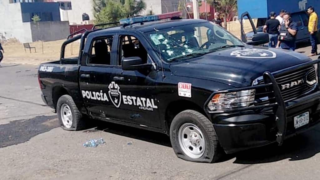 La camioneta donde viajaban los policías presentaban múltiples impactos producidos por arma de fuego de grueso calibre.