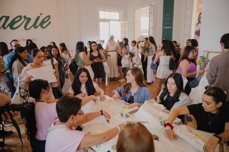 La  actriz se unió a la familia Aerie durante el Real Fest en la CDMX, donde compartió un emotivo mensaje sobre autenticidad y amor propio