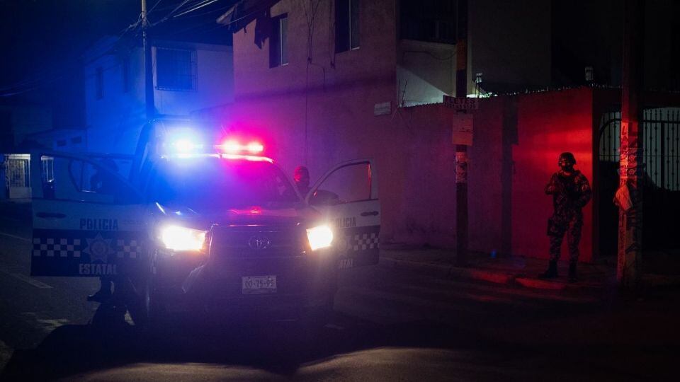 El hombre acabó tan ebrio que se quedó dormido en la banqueta, fue entonces cuando se dio la violación.