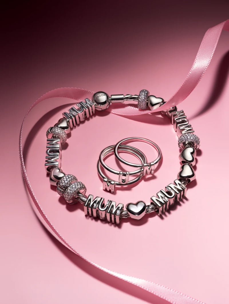 Desde aromas que abrazan hasta joyería contemporánea y básicos de moda versátiles, estas opciones buscan conectar con la esencia y estilo único de cada mamá