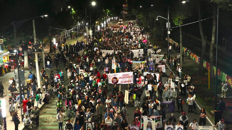 Madres buscadoras marchan rumbo al Estadio Azteca para exigir búsqueda de desaparecidos