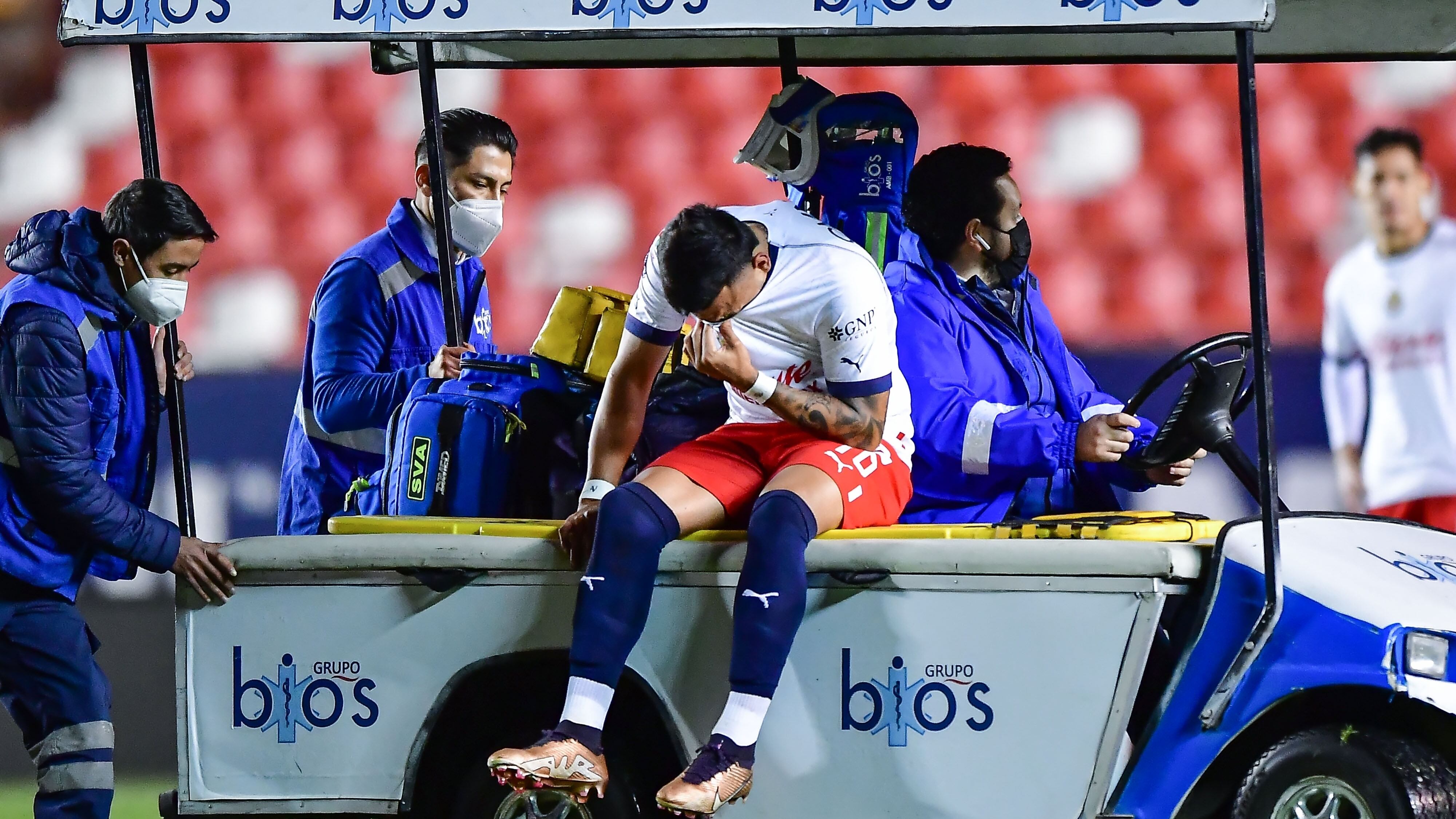 Alexis Vega salió entre lágrimas del terreno de juego.