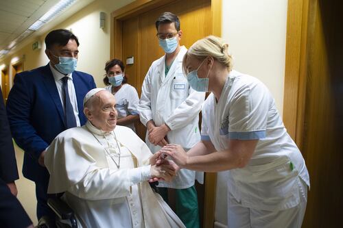 Papa Francisco regresa al Vaticano después de cirugía en el colon