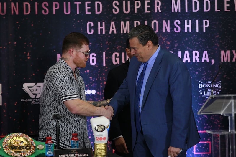 Canelo Álvarez y Mauricio Sulaimán