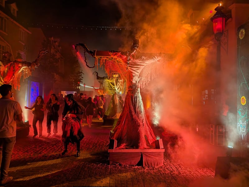 Probamos el nuevo Google Pixel 10 Pro entre luces tenebrosas, monstruos y niebla en Universal Studios Hollywood