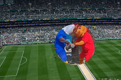 ¡De película! Policías disfrazados de mascotas del Mundial capturan a delincuente
