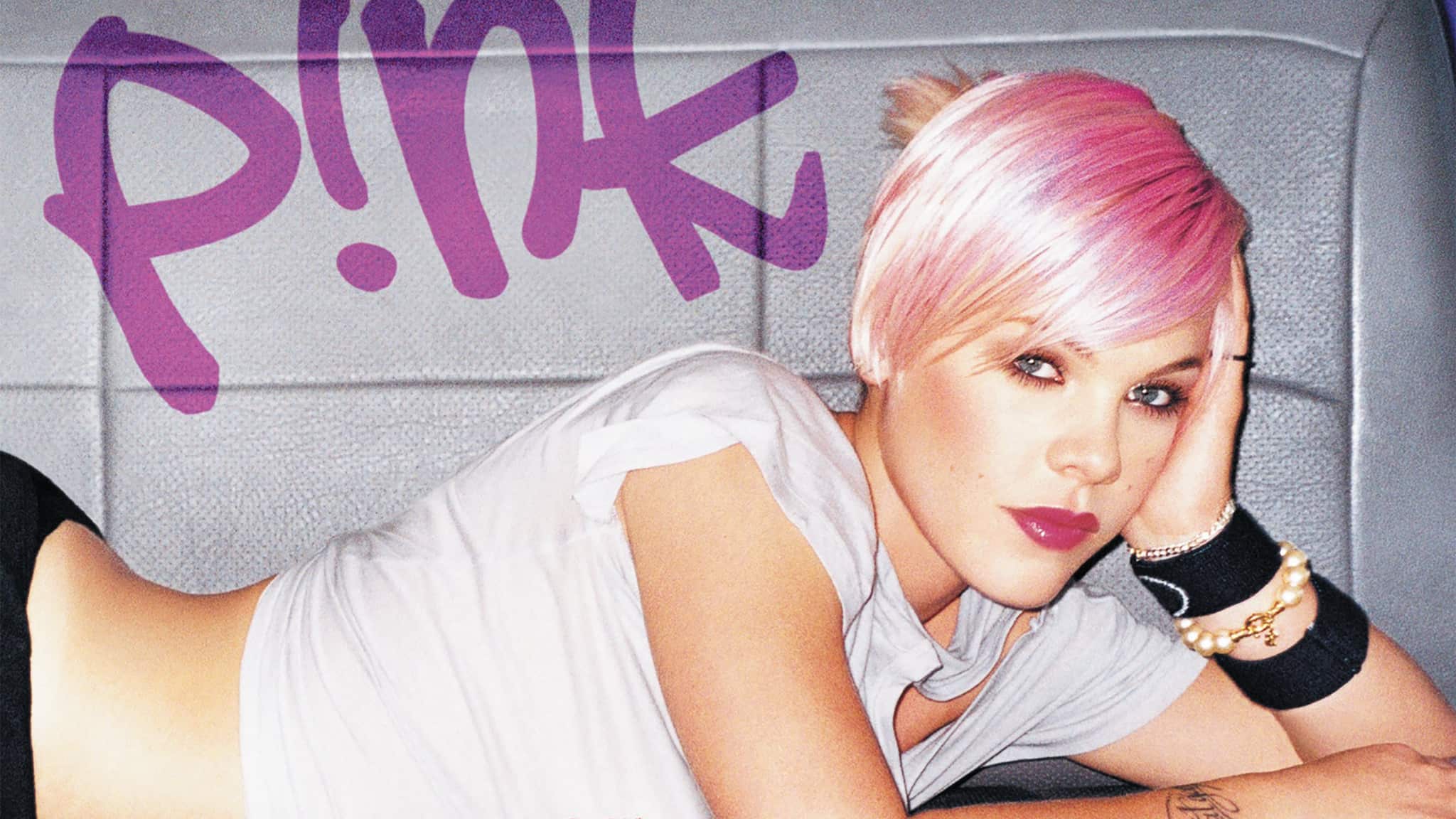 'Missundaztood’ de Pink fue su segundo álbum de estudio que llegó de forma rebelde y real que se apoderó de los principales puestos.