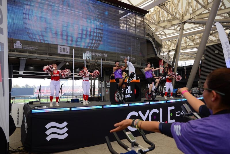 Cinco razones para subirte a la bici: los beneficios del cycling indoor