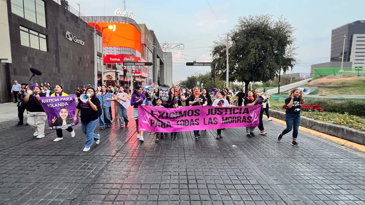 Mujeres y niñas salieron a exigir que pare la violencia.
