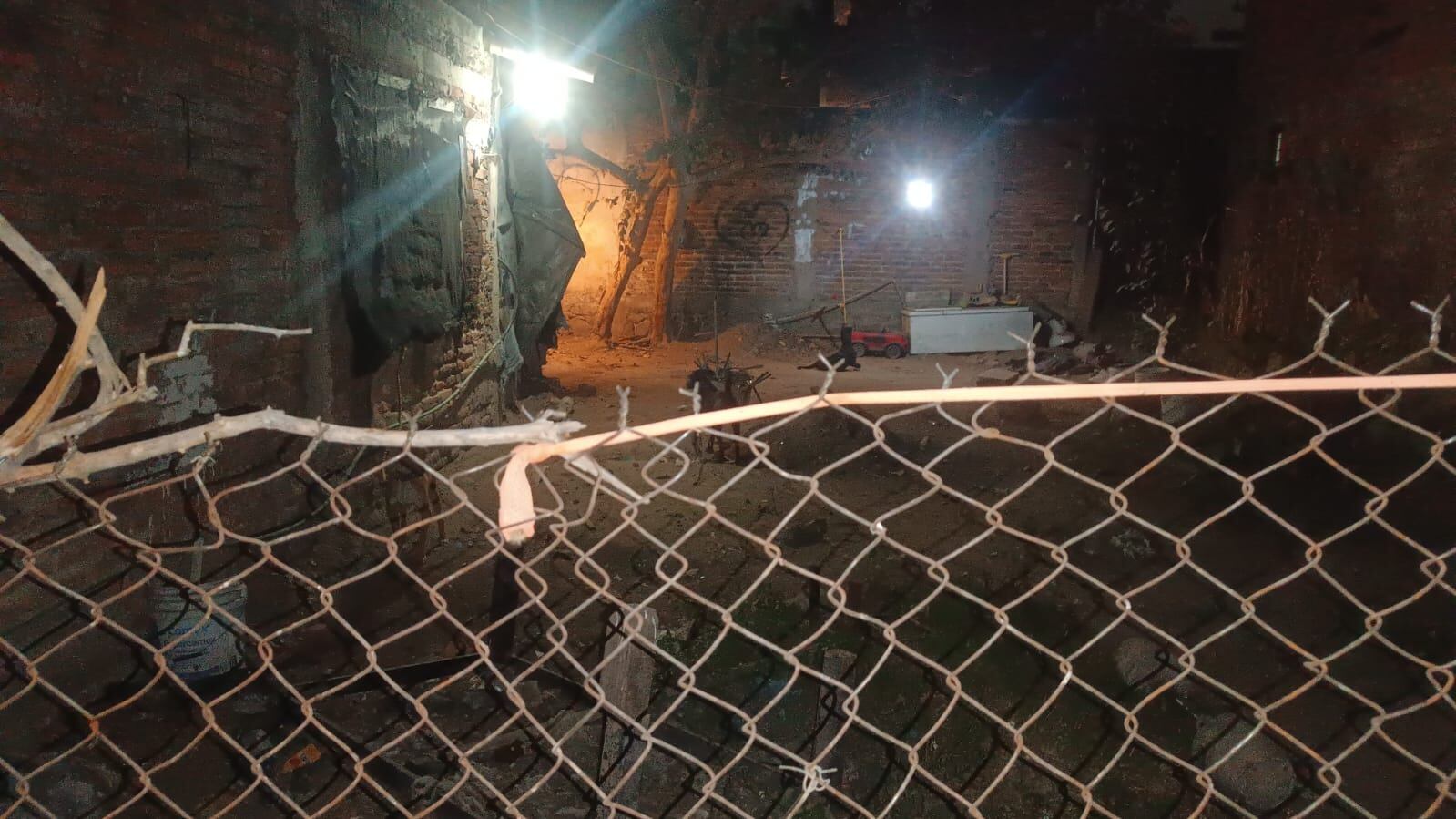 La Policía de San Pedro Tlaquepaque recibió el reporte de una denuncia ciudadana a través de redes sociales, en el que se atendió un reporte de maltrato animal, en el que informaban sobre un perro que estaba sin vida suspendido en un domicilio en la colonia El Morito.