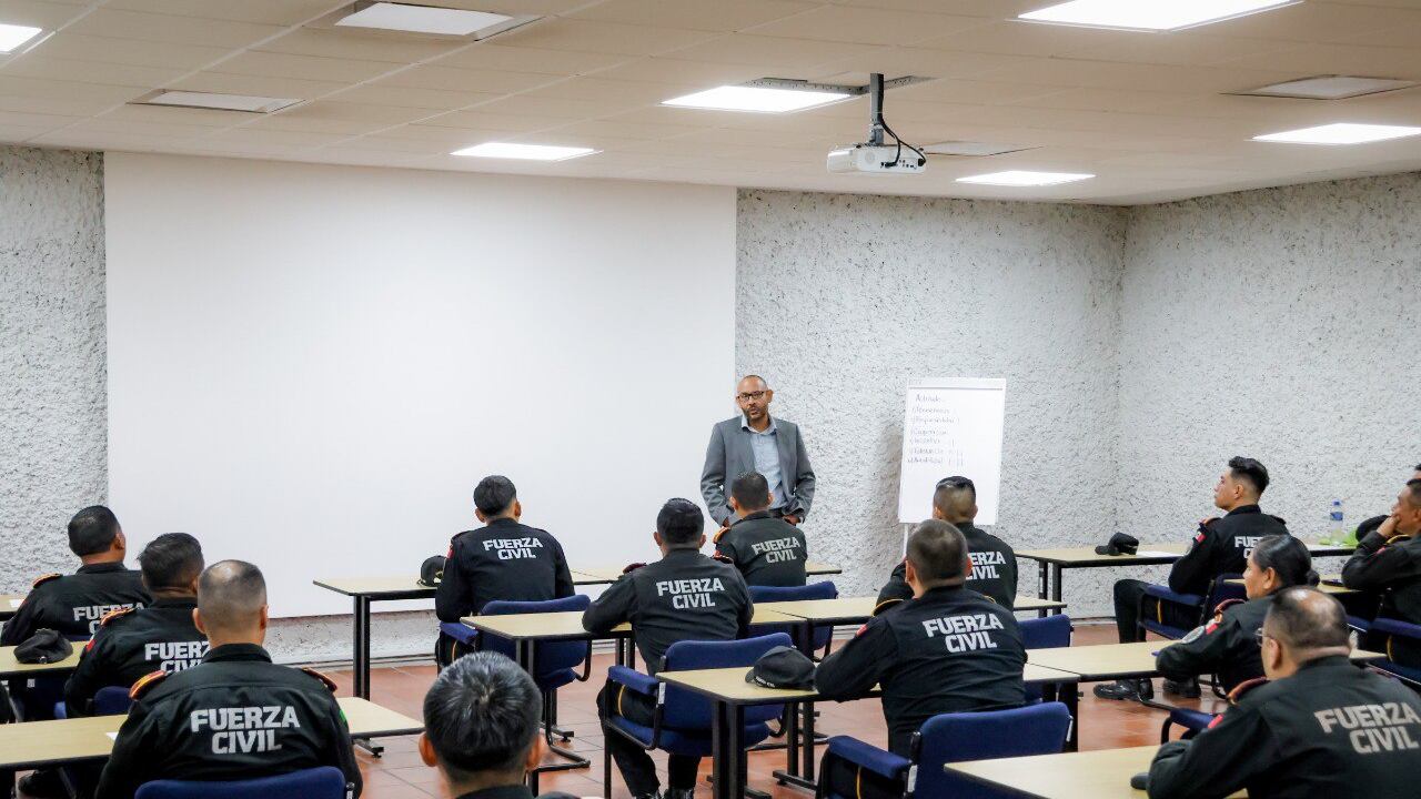 Se instruirá a elementos en inglés situacional enfocado en contextos operativos.