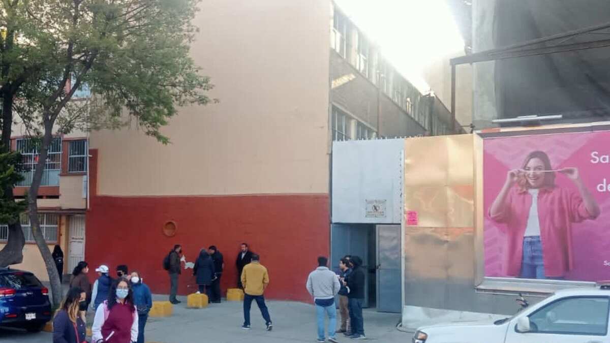 Revisarán construcción junto a secundaria ante posible peligro de los alumnos.