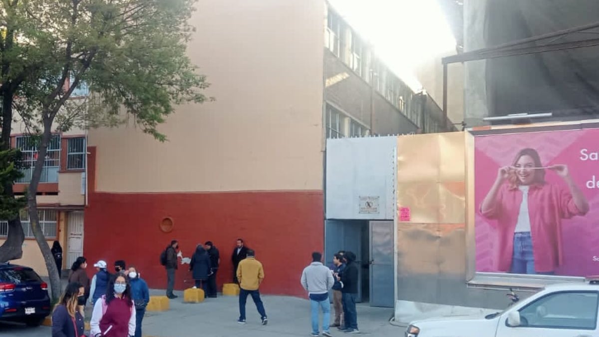 Revisarán construcción junto a secundaria ante posible peligro de los alumnos.