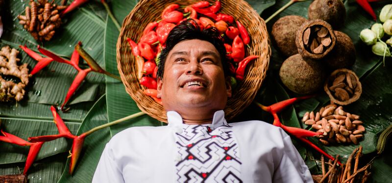 Conoce el proyecto de gastronomía sustentable que ha elaborado el chef Roy Riquelme para preservar los bosques de la Amazonía y cómo se ha beneficiado de las plataformas de aprendizaje online para impulsarlo