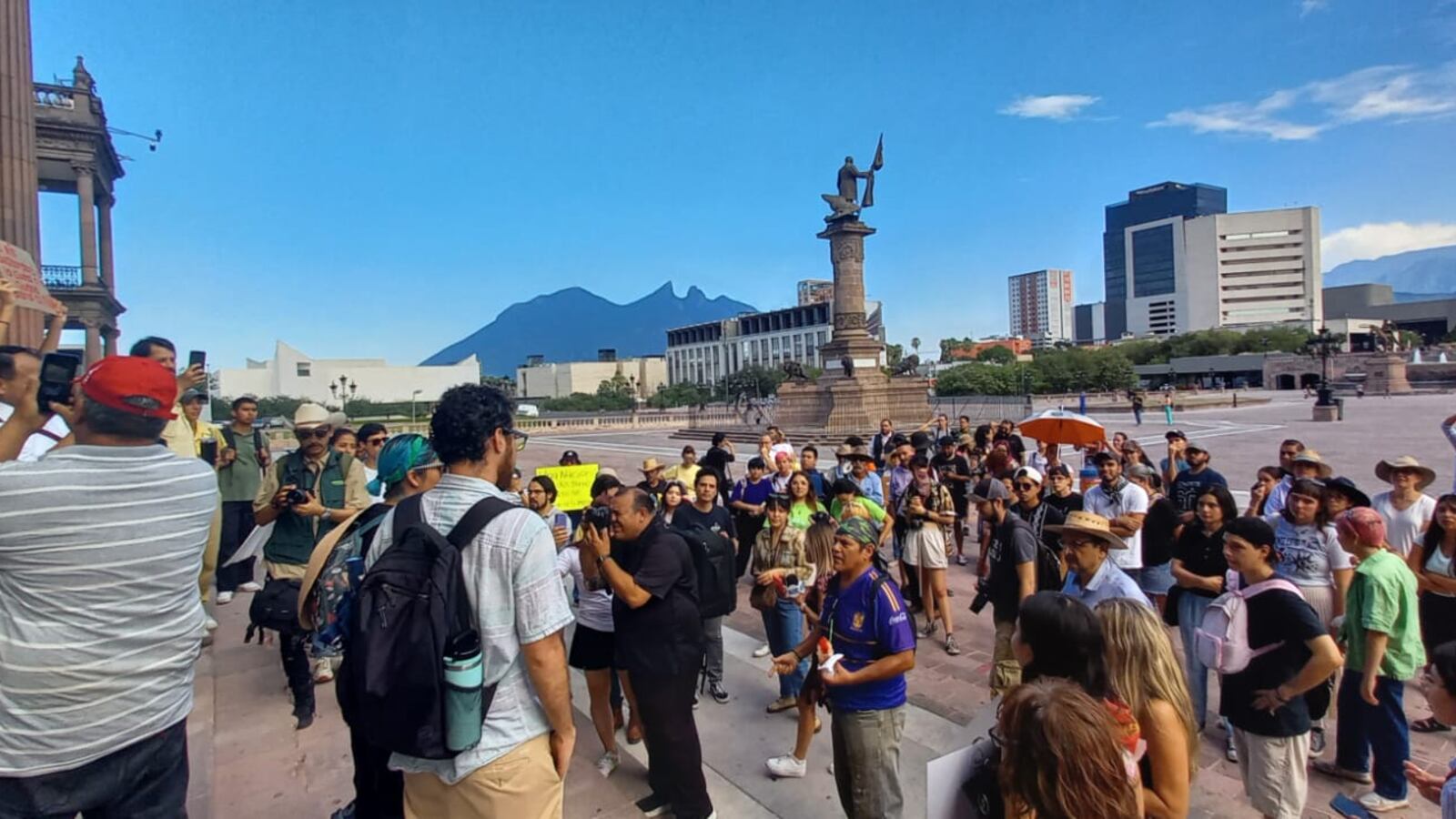 Unas 100 personas de 38 asociaciones llegaron hasta el Palacio de Gobierno.