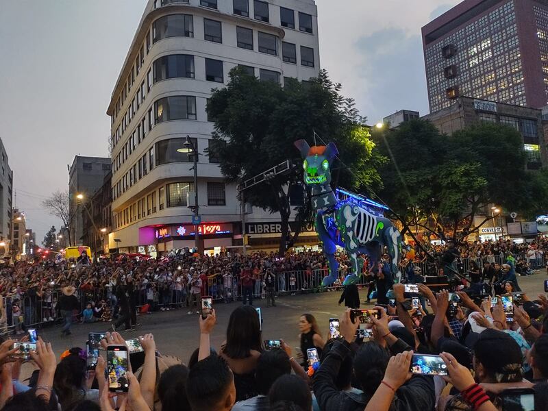 Un xoloescuincle azul ilumina la avenida rumbo al Zócalo capitalino.