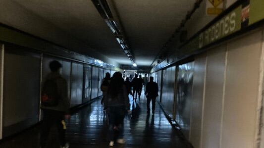 Luminarias apagadas en estaciones del Metro de la CDMX.