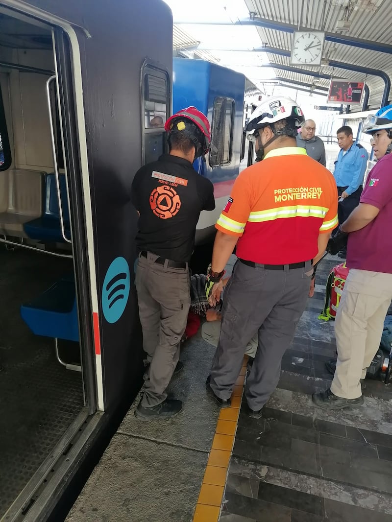 La persona cayó en posición vertical y quedó prensada.