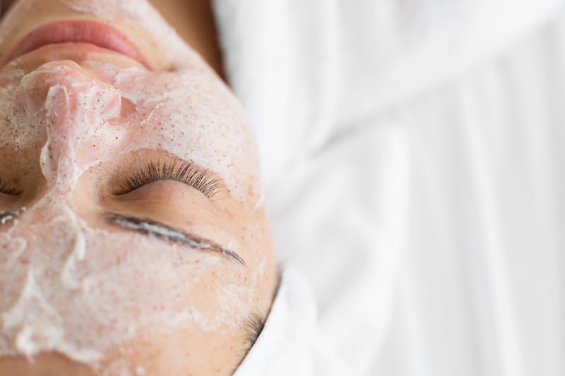 Para mantener una dermis radiante, implementa rutinas especializadas con productos profesionales
