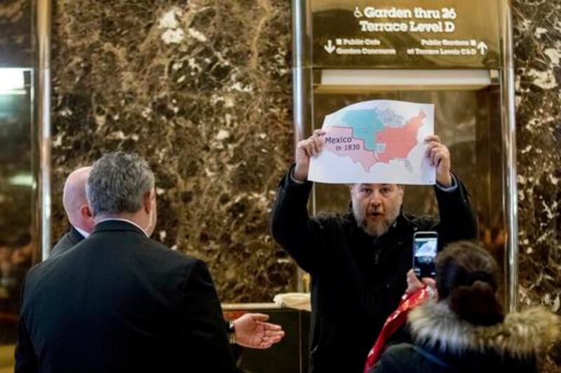 Gerardo Fernández Noroña en protesta en la Torre Trump en Nueva York