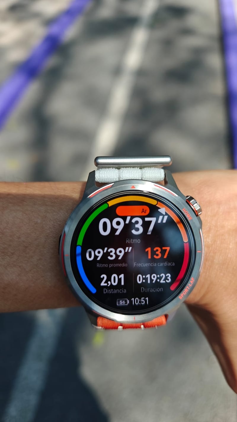 Ligero y preciso, este smartwatch acompaña a corredores de todos los niveles con planes de entrenamiento con IA. Su modo Maratón Inteligente lo convierten en un verdadero coach digital para mejorar tu desempeño en cada carrera