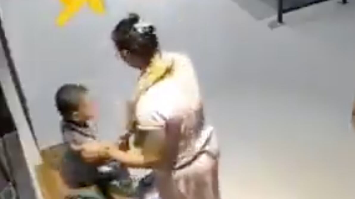 ¡Descuido fatal! Mujer sienta a su hija en la ventana y la niña cae del piso 12