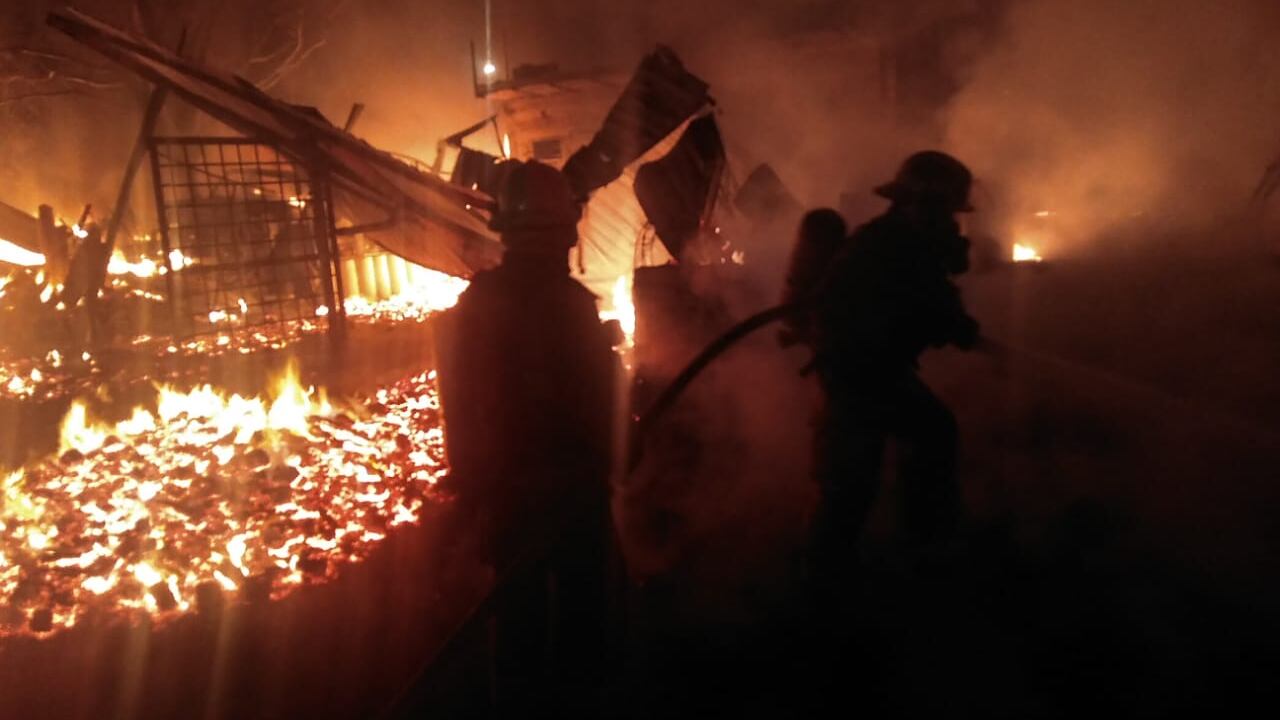 Varias horas tardaron los cuerpos de emergencia para poder contener el incendio.
