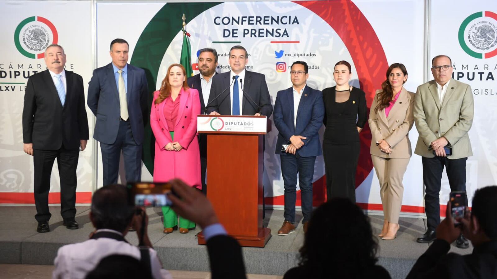 Guerra estuvo acompañado de legisladores del PRI y del PAN, quienes lo respaldaron en su petición.