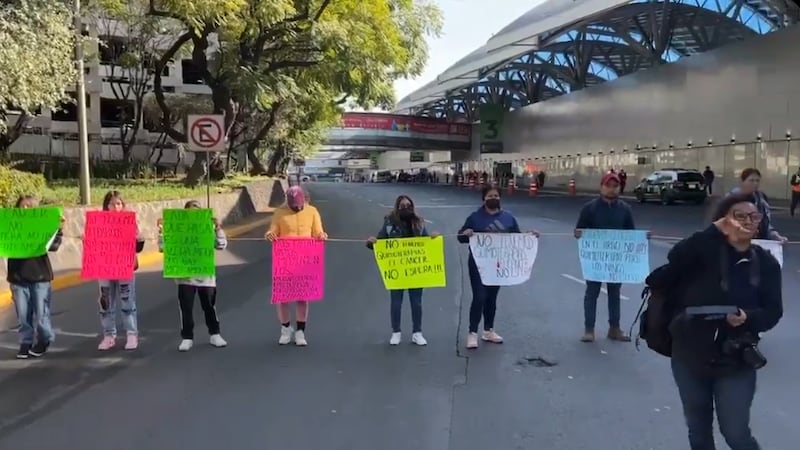 Doble golpe al AICM: caída de techumbre y protestas complican llegada de pasajeros