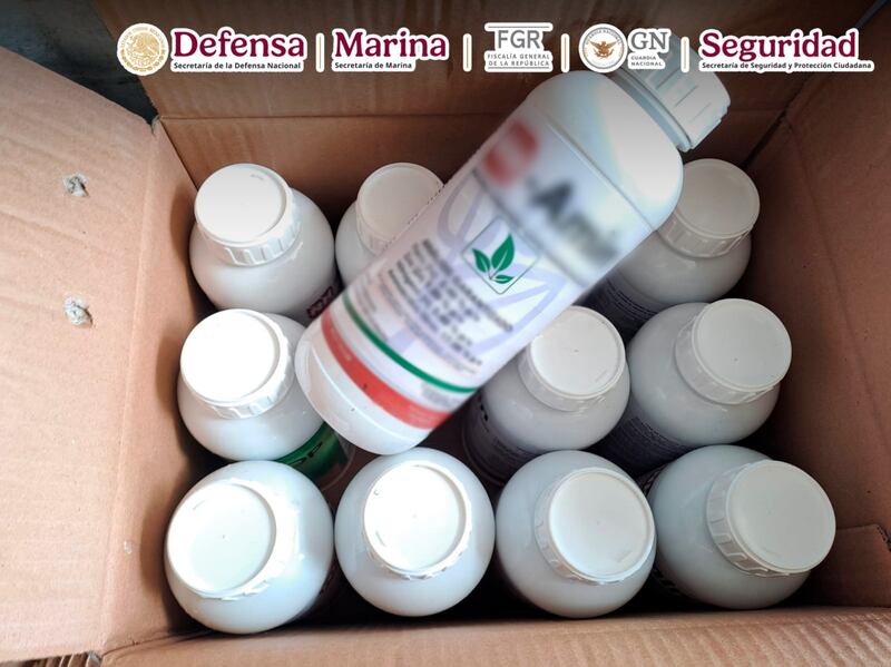 Descubren cargamento de metanfetamina líquida en botes de abono y fertilizante en Sonora