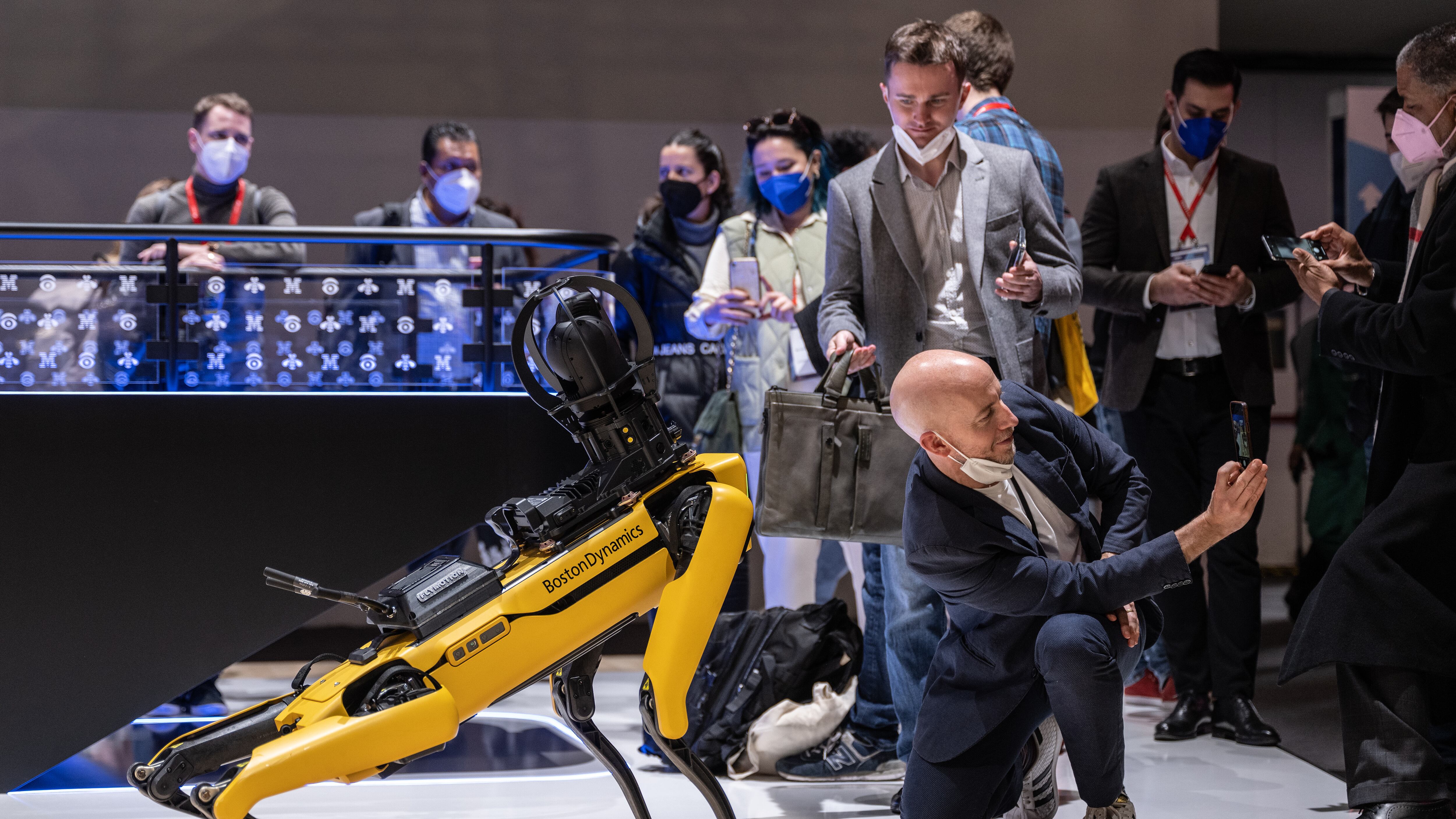 BARCELONA, ESPAÑA - 28 DE FEBRERO: Un visitante se hace un selfie junto a un robot de Boston Dynamics durante el primer día del GSMA Mobile World Congress el 28 de febrero de 2022 en Barcelona, España. El Mobile World Congress anual acoge a algunas de las mayores empresas de comunicaciones del mundo, y muchas de ellas desvelan sus últimos teléfonos y gadgets wearables como las pantallas plegables. (Foto de David Ramos/Getty Images)