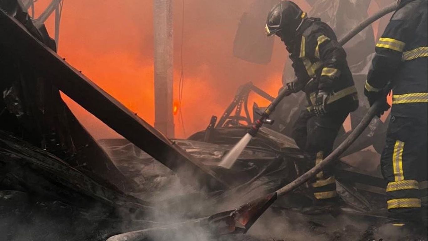 Fuerte incendio en fábrica de plástico