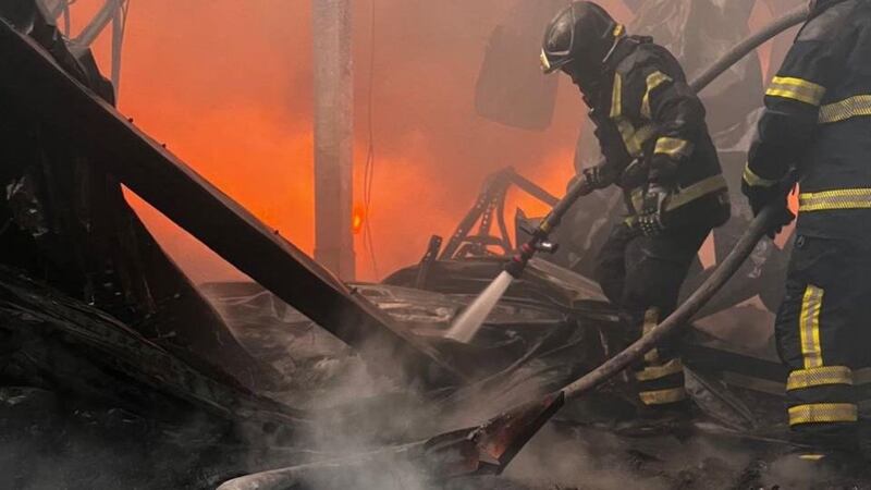 Aparatoso incendio en fábrica de plásticos en San Bernardino desata movilización de bomberos