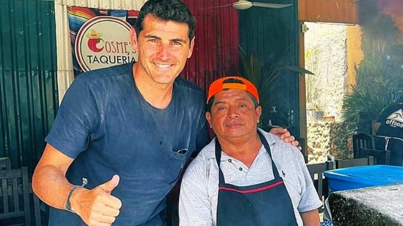 Iker Casillas se luce con empleados de taquería mexicana