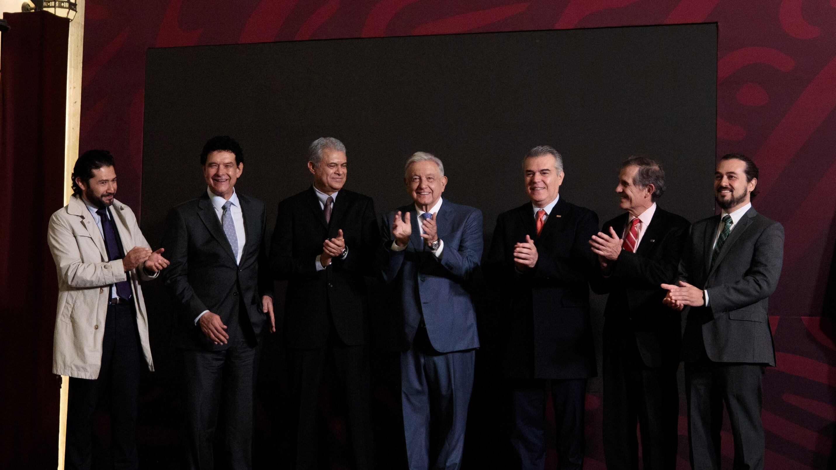 Cuauhtémoc, Ciudad de México, México, 6 de diciembre de 2023.
Andrés Manuel López Obrador, presidente Constitucional de los Estados Unidos Mexicanos en conferencia de prensa matutina en el Salón Tesorería de Palacio Nacional. Lo acompañan Marath Bolaños López, secretario del Trabajo y Previsión Social; Reyes Soberanis Moreno, presidente del Congreso del Trabajo; Ana Elizabeth García Vilchis; Lorenzo Roel Hernández, vocero del Sector Empresarial ante la Conasami; Luis Felipe Munguia Corella, presidente de la Comisión Nacional de Salarios Mínimos (Conasami); José Luis Carazo Preciado, vocero del sector obrero ante la Conasami y Francisco Cervantes Díaz, presidente del Consejo Coordinador Empresarial.
Foto: Presidencia