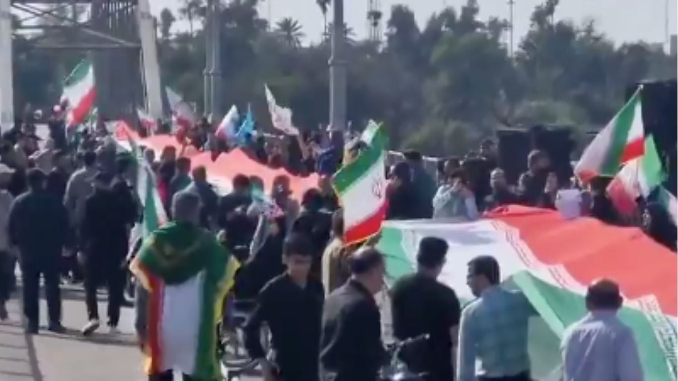 Irán 'activa' cadena humana para evitar ataque de EE. UU.