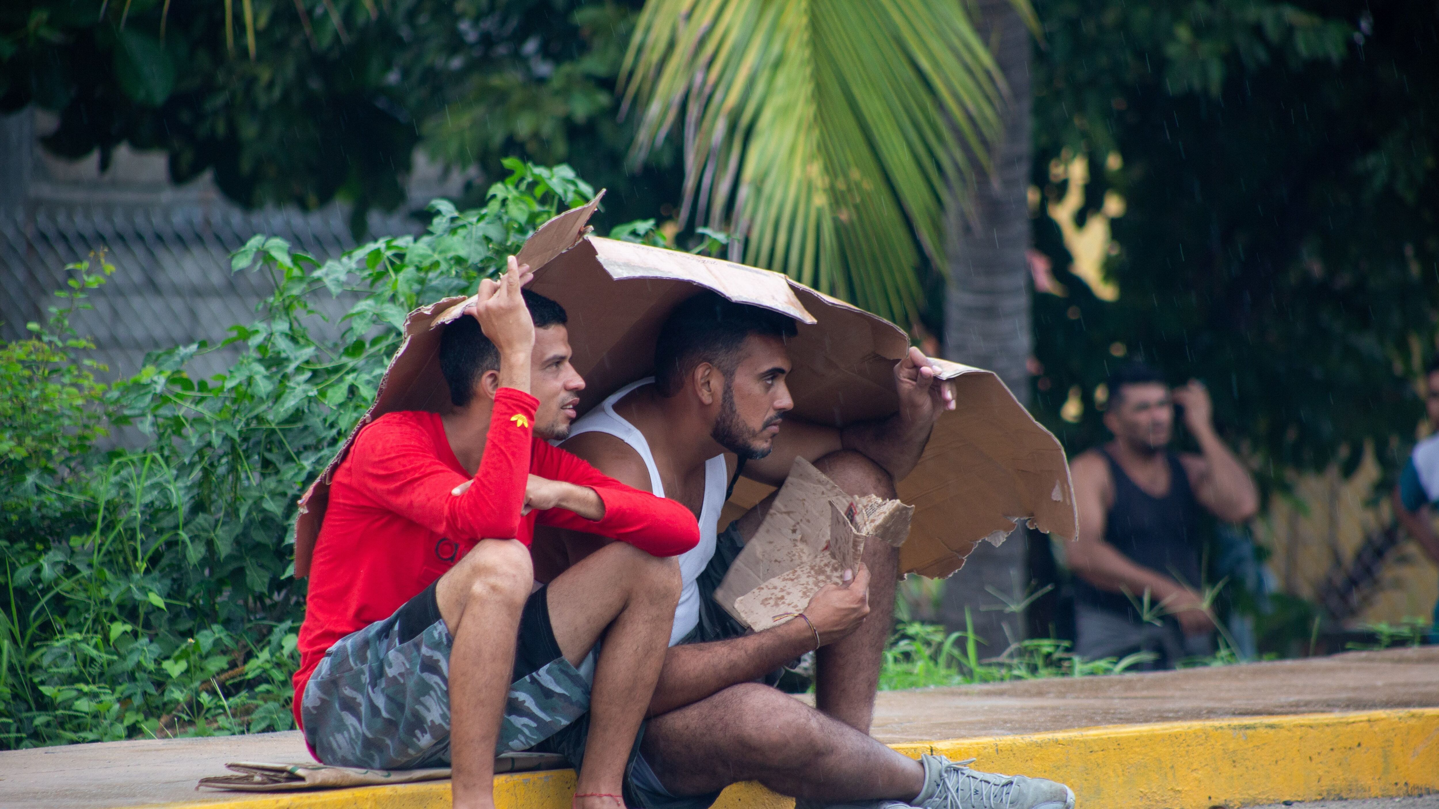 SAN PEDRO TAPANATEPEC, 18OCTUBRE2022.- Miles de inmigrantes, en su mayoría venezolanos, se encuentran varados en la comunidad de San Pedro Tapanatepec en espera de que se les otorgue la Forma Migratoria Múltiple; algunos de ellos tienen alrededor de una semana en el poblado sin saber cuánto se les dará el formato. Las personas han montado campamentos improvisados para tener un lugar en donde descansar y resguardarse de la lluvia; pues según ellos ya no hay espacio en el campamento que les acondicionó el gobierno mexicano.
Según información de los afectados, existen listas en las que se anotan las personas que se encuentran en espera de su documentación; en cada lista se incluye el nombre de 50 personas y existen 309 de ellas.
FOTO: TOMAS ACOSTA / CUARTOSCURO