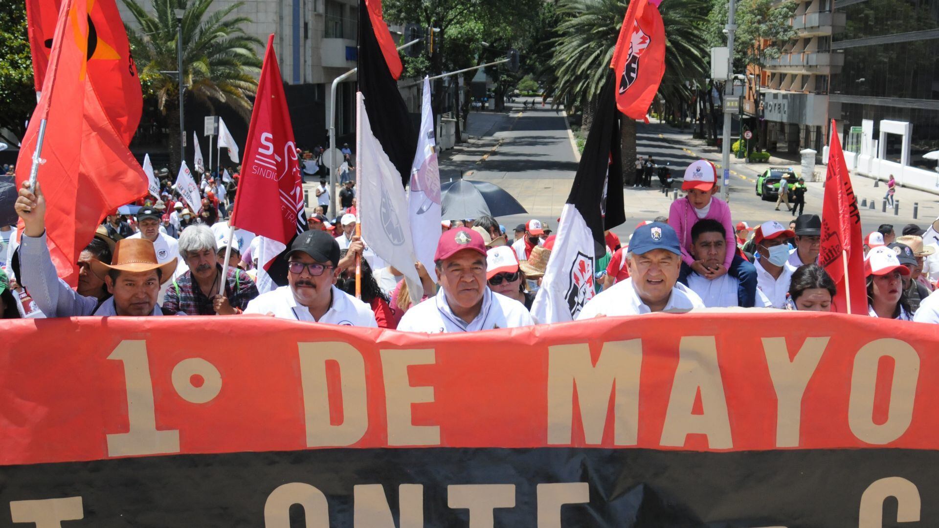 Encabezados por Martín Esparza, líder del SME, distintos grupos sindicales arribaron al Monumento a la Revolución.