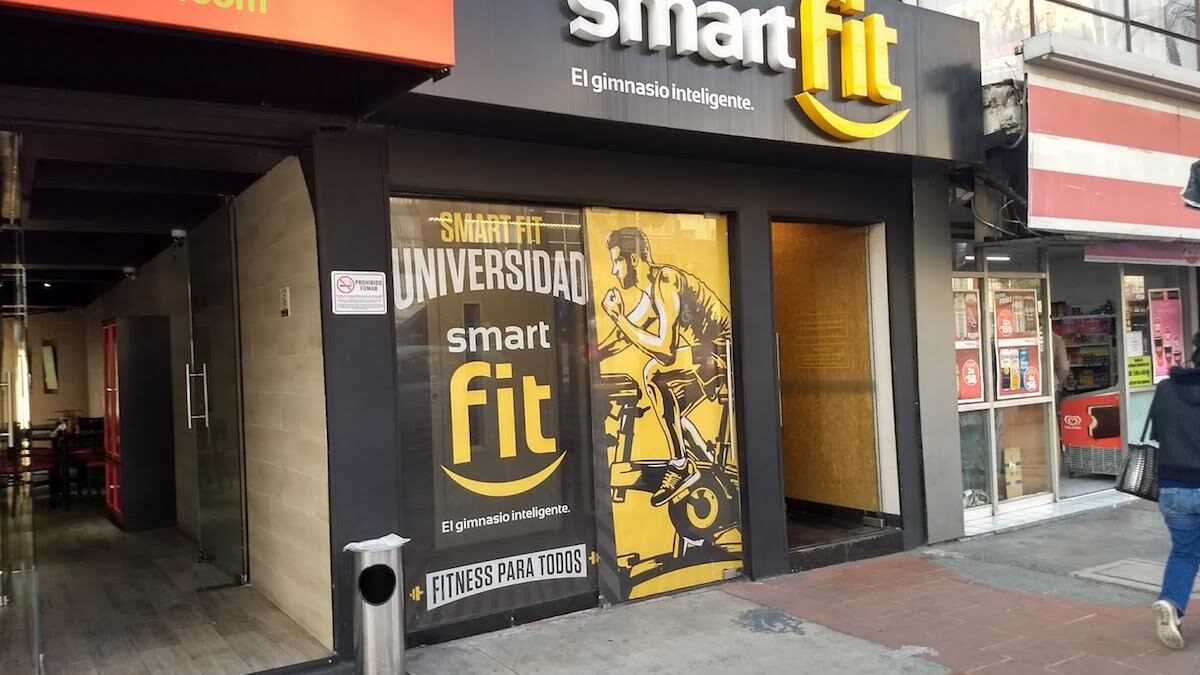 La mujer denunció el robo al interior de gimnasio de cadena. (Especial)