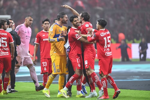 Jugadores de Toluca y Tigres protagonizan escandalosa pelea tras final de Concachampions: video