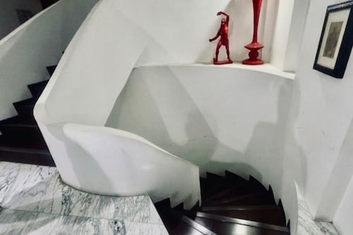 Indagan muerte del dueño de famoso periódico; cayó de un segundo piso en su casa de lujo