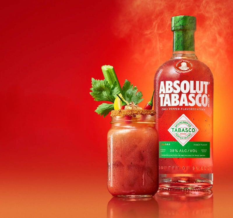 La fusión entre Absolut Vodka y Salsa Tabasco da como resultado un vodka spicy con esencia natural de chile rojo fermentado. Ideal para micheladas y para maridar con tacos durante los partidos