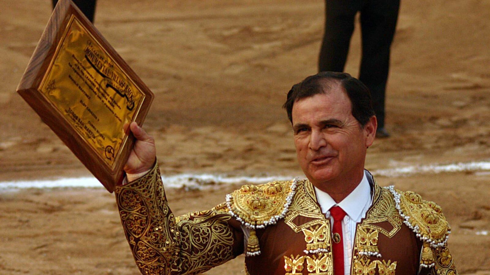 Cavazos se retiró dos veces, en 1985 por problemas de salud y en 2008.