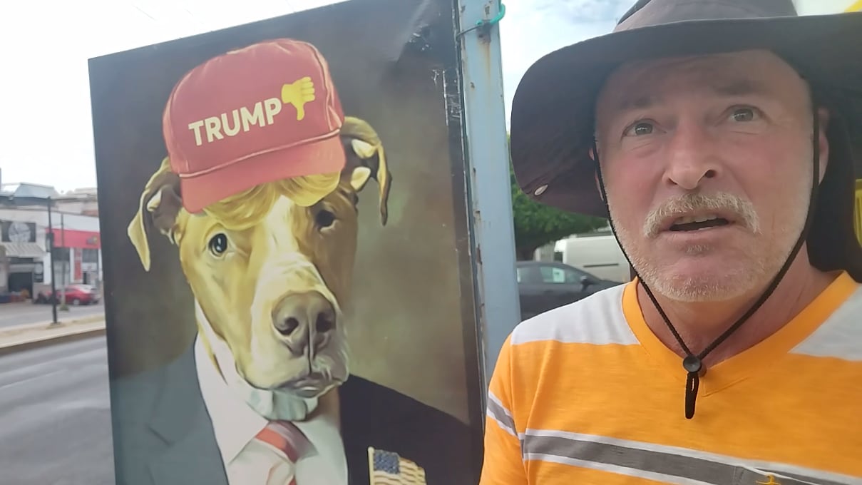 El comerciante explicó que la imagen —un perro vestido de traje con una gorra alusiva a Donald Trump— no fue colocada recientemente, sino hace más de un año. Sin embargo, señala que tomó relevancia apenas en los últimos días, cuando el revuelo mediático en Estados Unidos hizo que más personas se detuvieran a observarla y a preguntarle por su significado.