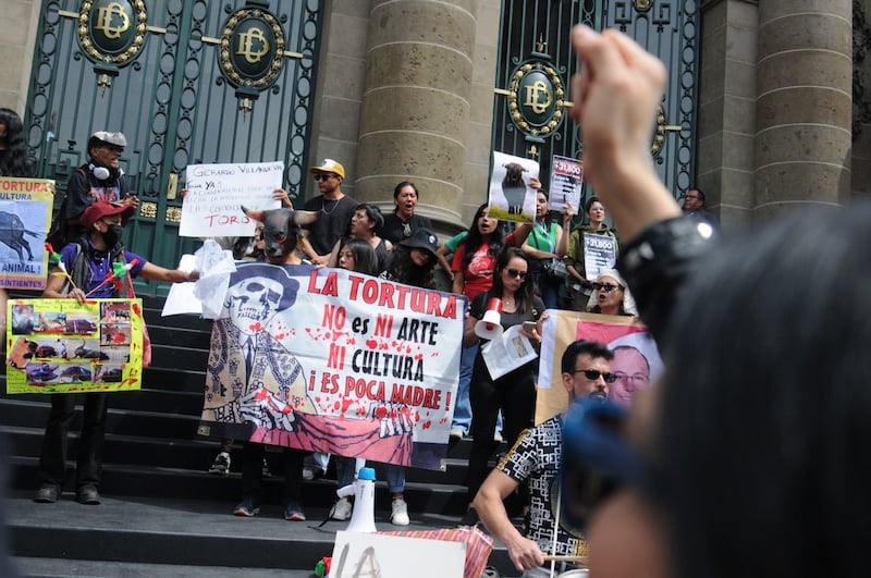 Protesta en contra de las corridas de toros afuera del Congreso de la Ciudad de México..