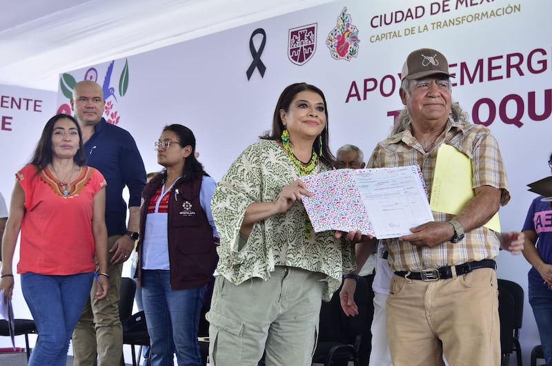 Clara Brugada entrega apoyos a736 familias afectadas por lluvias en Iztapalapa