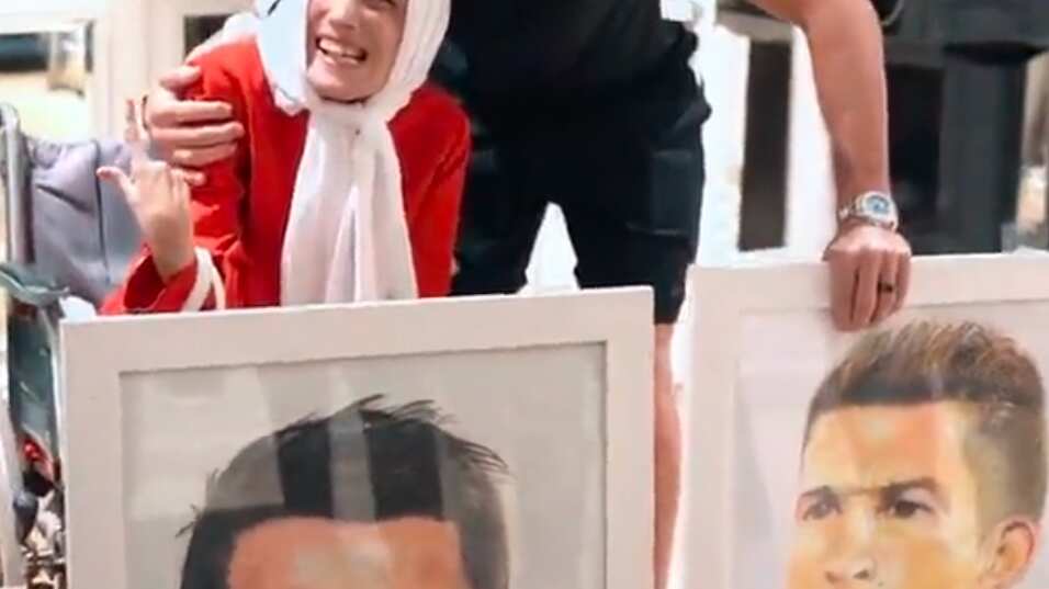 Cristiano Ronaldo abraza a artista Fatemeh Hamami.