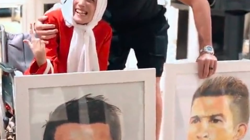 Cristiano Ronaldo abraza a artista Fatemeh Hamami.